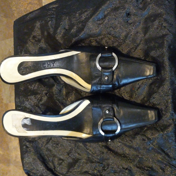 Givenchy black leather Squirtle Buckle in very good condition size 7.5 - Picture 2 of 7